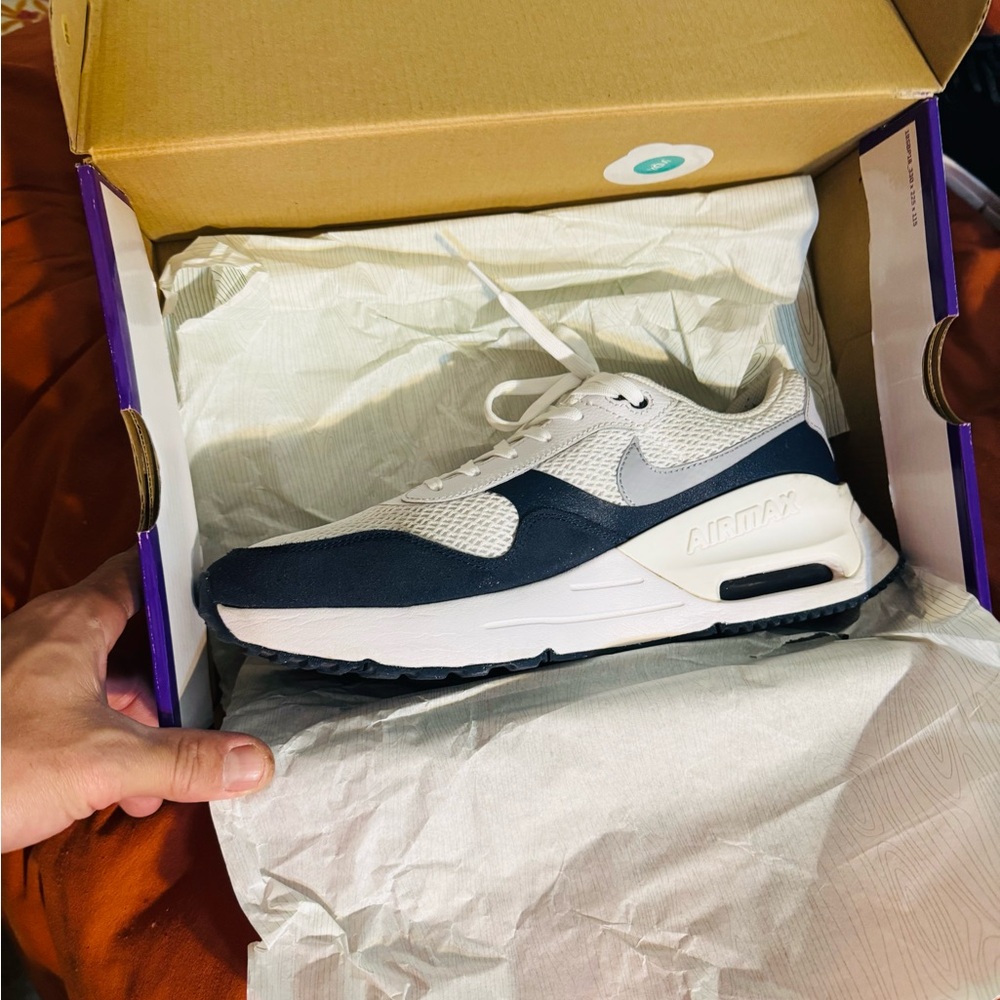 Nike Men's White and Navy Air Maxs (10.5)